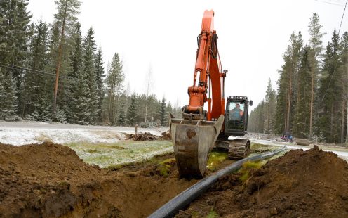 Niskasen Maansiirto toteutti vanhan vesilinjan saaneerauksen Pipelifen PEH-225 PE 100 putkella Nivalassa Pohjois-Pohjanmaalla.  Kohteessa haluttiin varmistaa vedensaanti Vesikolmiolle toteutetussa kohteessa. Kohteessa vaihdettiin noin 6 km pätkä vanhaa yhdysvesijohtoa uuteen PEH putkeen.
