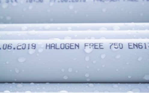 Halogeeni vapaa sähköasennusputki